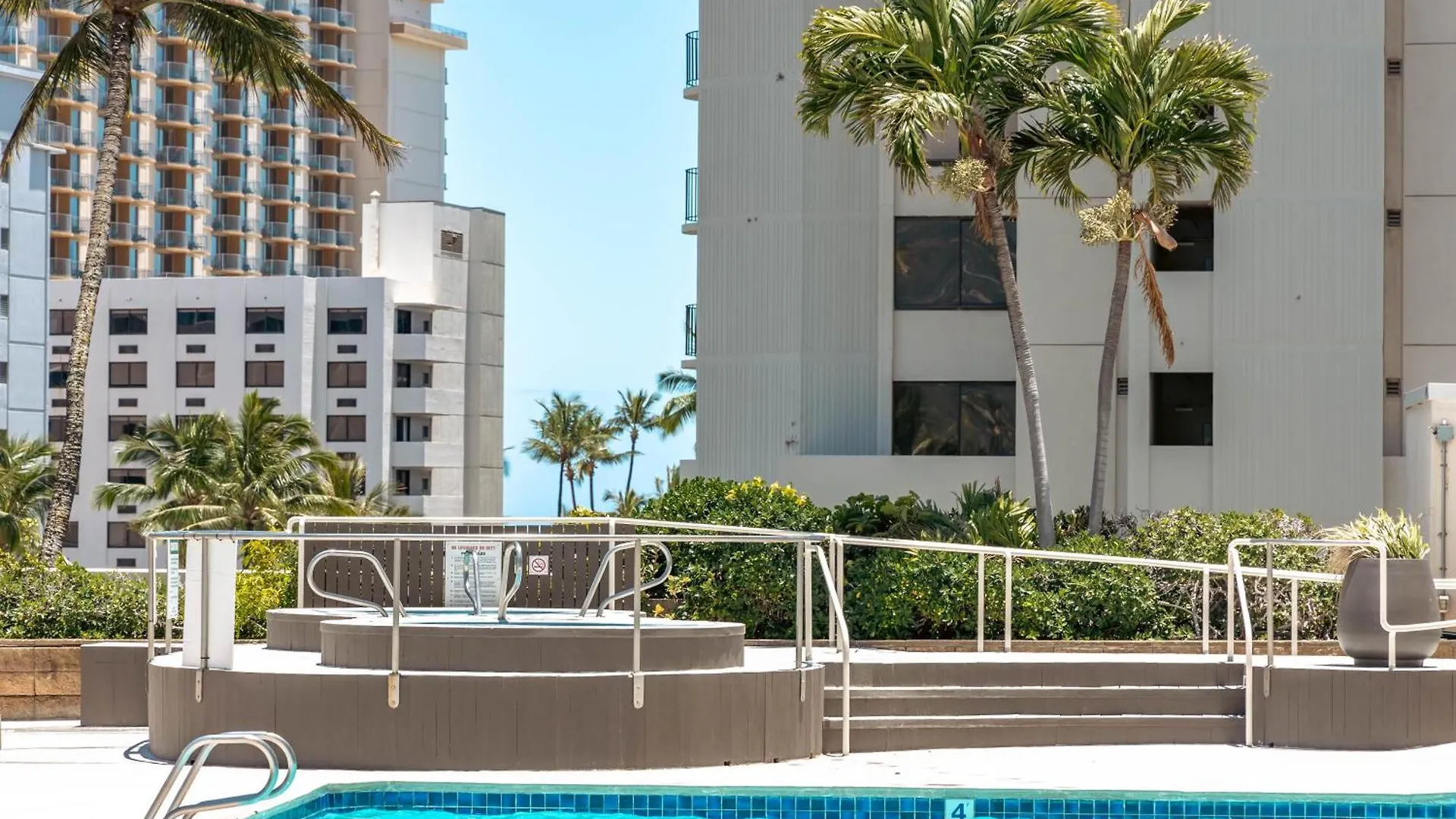 1Br Condo With Great Ocean Views - 1 Block To Beach With Free Parking! 호놀룰루 아파트